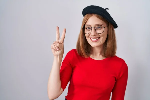 Ung Rödhårig Kvinna Stående Klädd Glasögon Och Basker Som Visar — Stockfoto