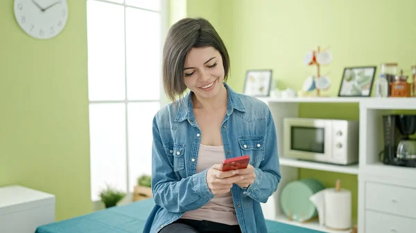 Mujer Joven Caucásica Usando Teléfono Inteligente Pie Casa — Foto de Stock