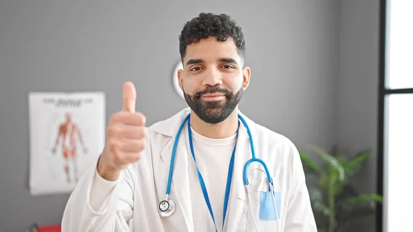 Young Hispanic Man Doctor Doing Thumb Clinic — Stock Photo, Image