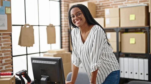 African American Γυναίκα Ecommerce Επιχειρηματίας Χρησιμοποιώντας Υπολογιστή Στέκεται Στο Γραφείο — Φωτογραφία Αρχείου
