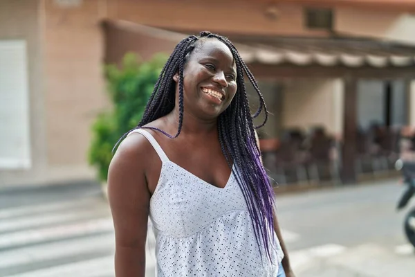 Afro Amerikalı Bir Kadın Kahvecinin Terasında Kendinden Emin Bir Şekilde — Stok fotoğraf