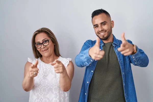 Hispanic Mor Och Son Står Tillsammans Pekar Finger Till Kamera — Stockfoto