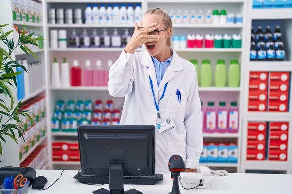 Mujer Joven Caucásica Que Trabaja Farmacia Espiando Shock Cubriendo Cara — Foto de Stock