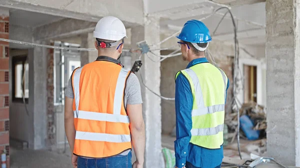 Two Men Builders Standing Together Backwards Construction Site — Stock Photo, Image