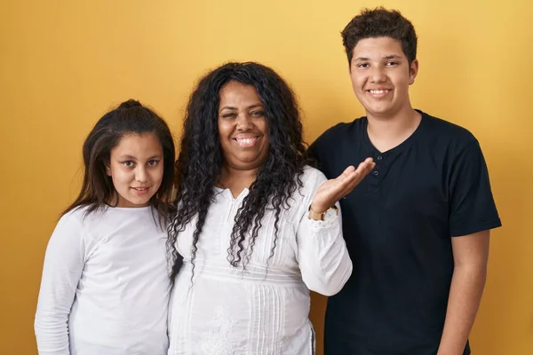 Familie Aus Mutter Tochter Und Sohn Steht Vor Gelbem Hintergrund — Stockfoto
