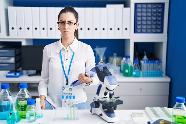 Jeune Femme Brune Travaillant Laboratoire Scientifique Sceptique Nerveuse Fronçant Les — Photo