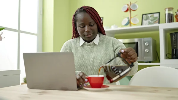 Afričanka Copánky Pomocí Notebooku Pití Kávy Jídelně — Stock fotografie
