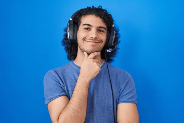 Hombre Hispano Con Pelo Rizado Escuchando Música Usando Auriculares Que — Foto de Stock