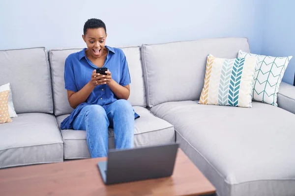 African American Woman Using Smartphone Sitting Sofa Home — Stock Photo, Image