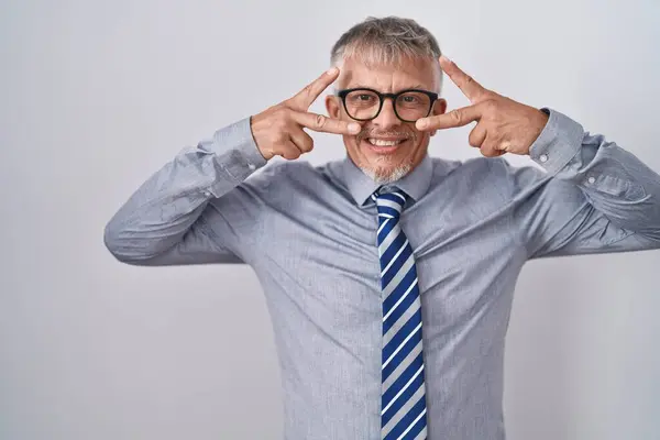 Homem Negócios Hispânico Com Cabelos Grisalhos Usando Óculos Fazendo Símbolo — Fotografia de Stock