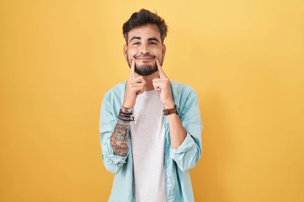 Young Hispanic Man Tattoos Standing Yellow Background Smiling Open Mouth — Stok fotoğraf