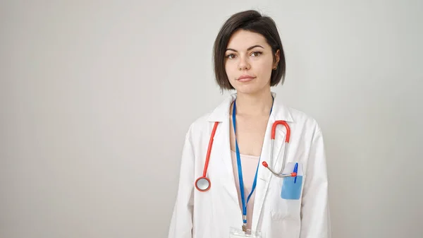 Ung Kaukasisk Kvinna Läkare Stående Med Allvarliga Uttryck Över Isolerad — Stockfoto