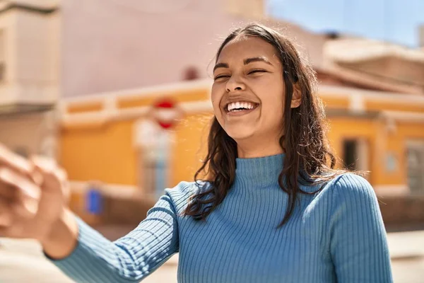 Genç Afrikalı Amerikalı Kadın Gülümsüyor Kendine Güveni Tam — Stok fotoğraf
