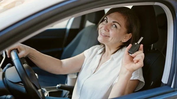 Mujer Hispana Mediana Edad Sonriendo Confiada Sosteniendo Llave Auto Nuevo —  Fotos de Stock