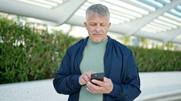 Homem Cabelos Grisalhos Meia Idade Usando Smartphone Com Expressão Séria — Fotografia de Stock