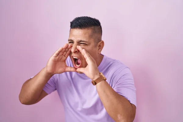 Young Hispanic Man Standing Pink Background Shouting Angry Out Loud — Foto de Stock