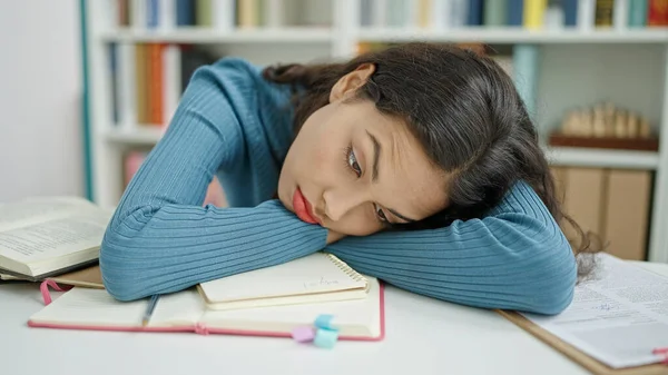 Μια Νεαρή Όμορφη Ισπανίδα Μαθήτρια Κοιμάται Στο Γραφείο Της Στην — Φωτογραφία Αρχείου