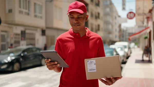 Young Latin Man Delivery Worker Holding Package Using Touchpad Street — Stok fotoğraf