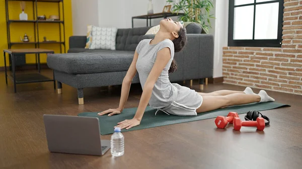Genç Güzel Spanyol Kadın Evinde Laptopuyla Yoga Yapıyor — Stok fotoğraf