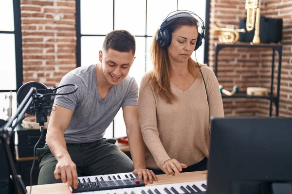 Mann Und Frau Spielen Klaviertastatur Musikstudio — Stockfoto