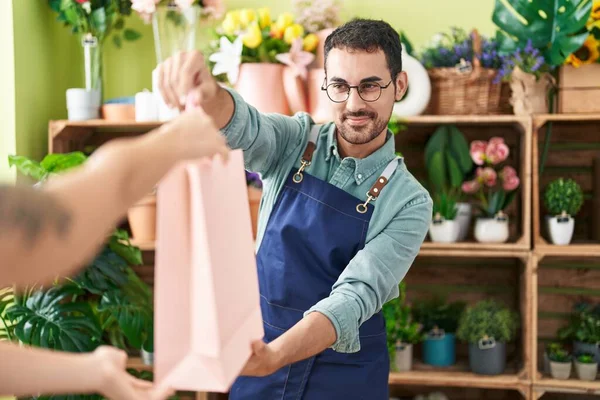 Young Hispanic Man Customer Giving Shopping Bag Client Flower Shop — Stock Photo, Image