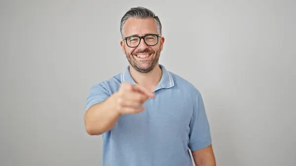 Grauhaariger Mann Lächelt Selbstbewusst Und Zeigt Vor Isoliertem Weißen Hintergrund — Stockfoto