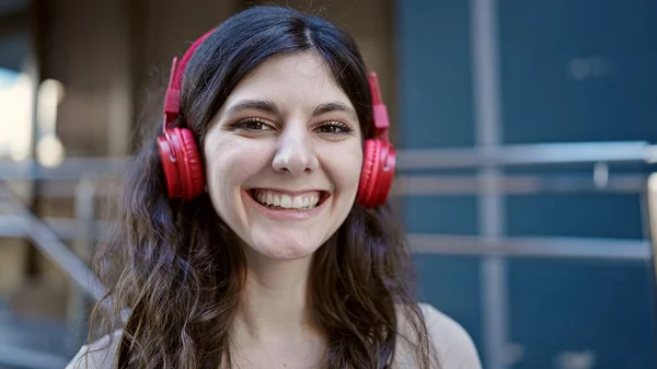 Ung Vacker Latinamerikansk Kvinna Ler Säker Lyssna Musik Gatan — Stockfoto