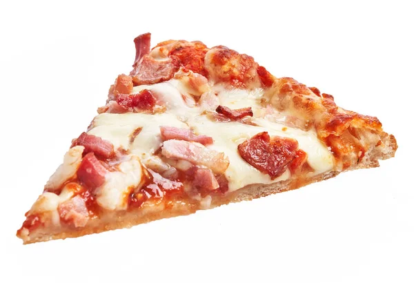 Шматок Італієвої Беконічної Піци Над Білим Ізольованим Фоном — стокове фото