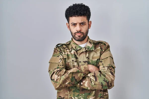 Arabský Muž Maskáčové Armádní Uniformě Skeptický Nervózní Nesouhlasný Výraz Tváři — Stock fotografie