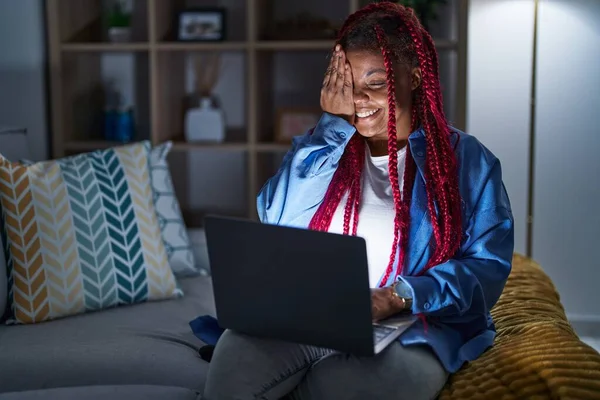 Afroamerikanerin Mit Geflochtenen Haaren Die Nachts Mit Einem Computer Laptop — Stockfoto