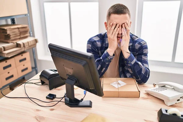 Young Hispanic Man Ecommerce Business Worker Stressed Working Office — 스톡 사진