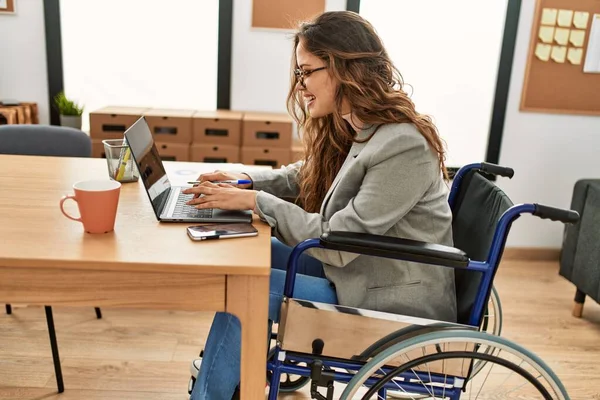 Νεαρή Όμορφη Ισπανόφωνη Επιχειρηματίας Χρησιμοποιώντας Φορητό Υπολογιστή Κάθεται Αναπηρική Καρέκλα — Φωτογραφία Αρχείου