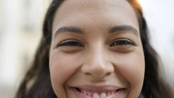 Joven Mujer Hispana Hermosa Cerca Los Ojos Calle —  Fotos de Stock