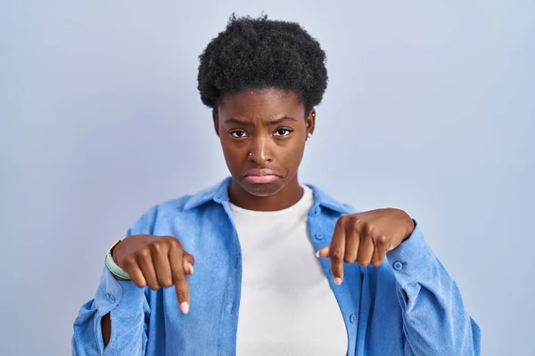 Africano Americano Mulher Sobre Fundo Azul Apontando Para Baixo Olhando — Fotografia de Stock