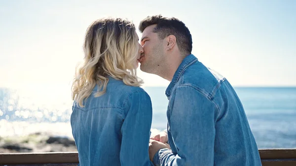 男と女カップル立って一緒にキスで海辺 — ストック写真