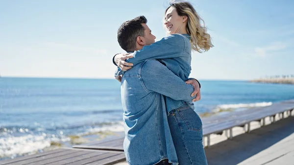 Man Woman Couple Smiling Confident Hugging Each Other Seaside — ストック写真