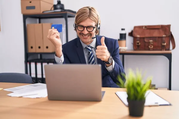 Ofiste Çalışan Bıyıklı Mutlu Olumlu Gülümseyen Mutlu Onay Işareti Yapan — Stok fotoğraf