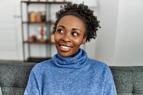 Afroamerikanerin Lächelt Selbstbewusst Auf Sofa Hause — Stockfoto
