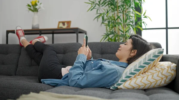 Jeune Femme Caucasienne Utilisant Smartphone Couché Sur Canapé Maison — Photo