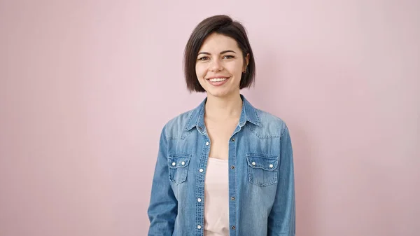 Jonge Kaukasische Vrouw Glimlachen Zelfverzekerd Geïsoleerde Roze Achtergrond — Stockfoto