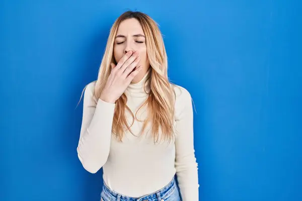 Young Caucasian Woman Standing Blue Background Bored Yawning Tired Covering — Stock Photo, Image