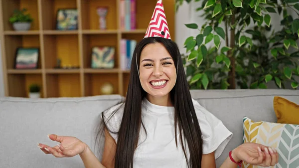 Young Beautiful Hispanic Woman Smiling Confident Wearing Birthday Hat Speaking — Stock Photo, Image