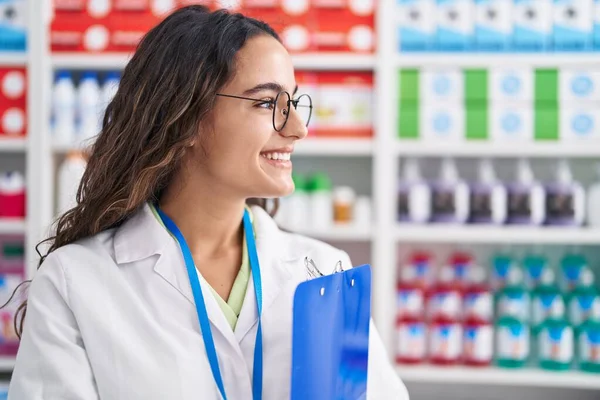 Young Beautiful Hispanic Woman Pharmacist Smiling Confident Holding Clipboard Pharmacy — Stock fotografie