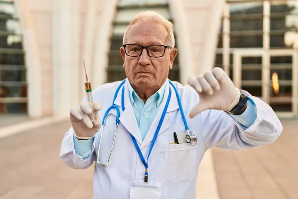Senior Doctor Grey Hair Holding Syringe Angry Face Negative Sign — Stock Photo, Image