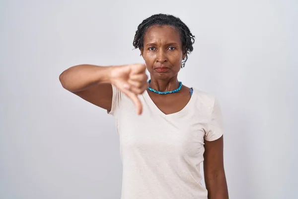 Africká Žena Dredy Stojící Nad Bílým Pozadím Vypadala Nešťastně Rozzlobeně — Stock fotografie