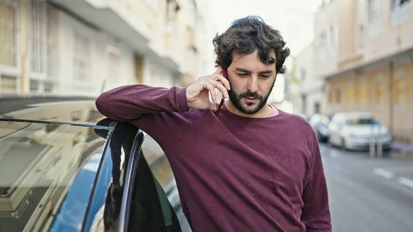 Νεαρός Ισπανόφωνος Μιλάει Στο Smartphone Ακουμπώντας Στο Αυτοκίνητο Στο Δρόμο — Φωτογραφία Αρχείου