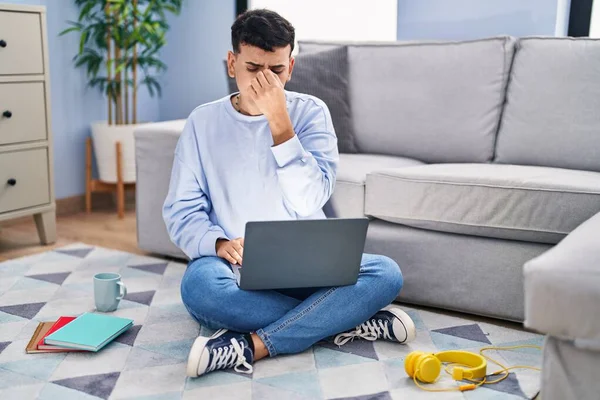 Non Binary Person Studying Using Computer Laptop Sitting Floor Tired — Stock Photo, Image