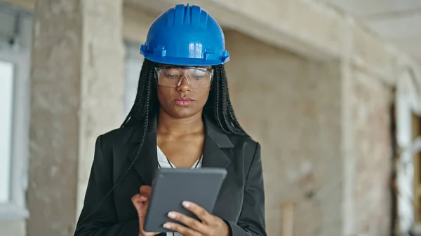 Africano Arquiteto Mulher Americana Usando Touchpad Pensando Local Construção — Fotografia de Stock