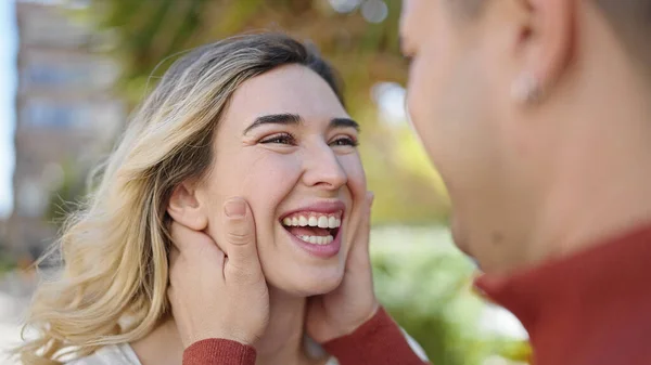 Kadın Erkek Gülümsüyor Parkta Birbirlerine Sarılıyorlar — Stok fotoğraf