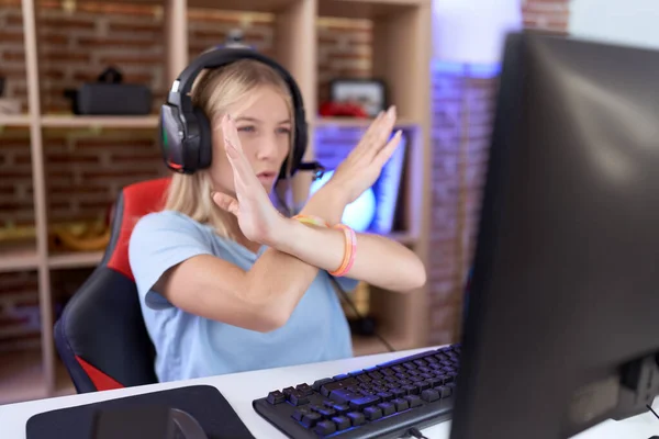 Jovem Caucasiana Jogando Videogames Usando Fones Ouvido Expressão Rejeição Cruzando — Fotografia de Stock
